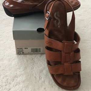 NWT adjustable sandals